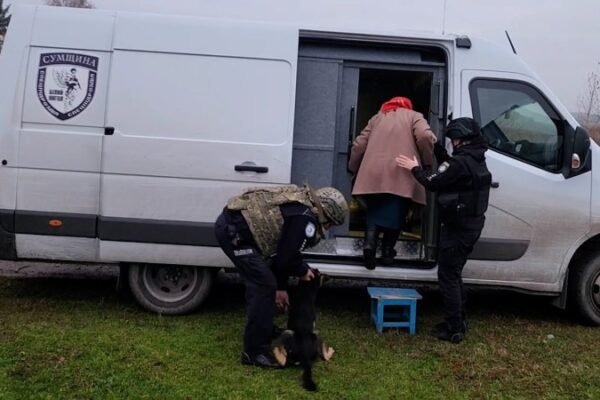 Поліцейські підрозділу “Білий янгол” врятували бабусю та її собаку з прикордоння Сумщини