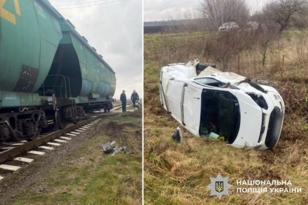 Хотів проскочити на червоний: На Хмельниччині локомотив протаранив бус, що виїхав на колії перед потягом