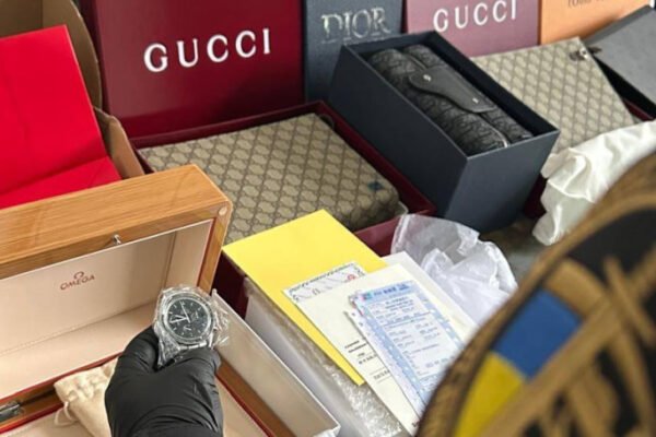 Митники на Львівщині зупинили бус із контрабандою брендових речей на пів мільйона гривень