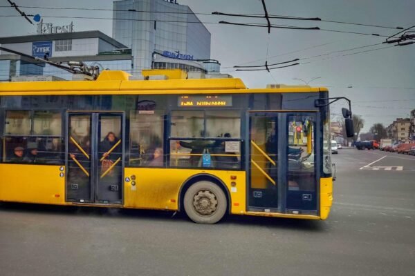 Через перебої зі світлом у Хмельницькому зупинилися тролейбуси