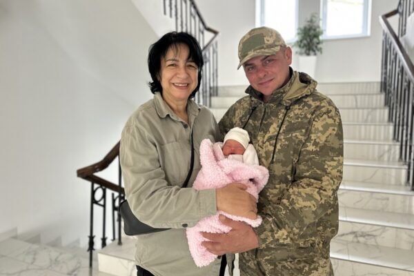 Стала мамою у 52 роки: львівські лікарі допомогли захисниці народити здорове дитя