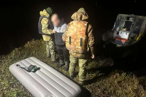 Прикордонники врятували ухилянта, що мало не потонув, намагаючись переплисти Дністер на матраці