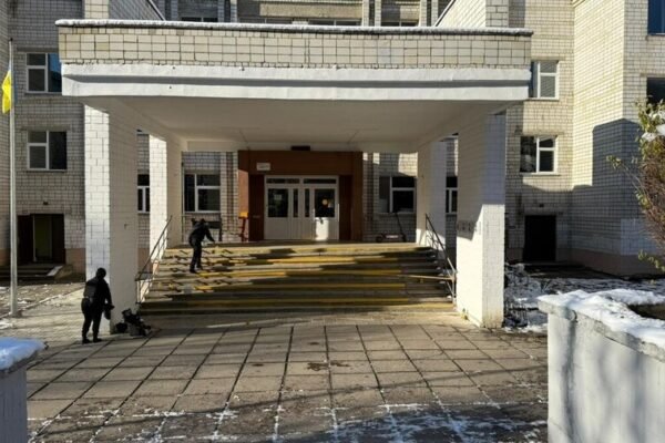 Медики розповіли про стан чоловіка, який був поранений під час конфлікту біля львівської школи