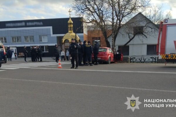 На Закарпатті водійка збила на пішохідному переході школяра та врізалася в дерево