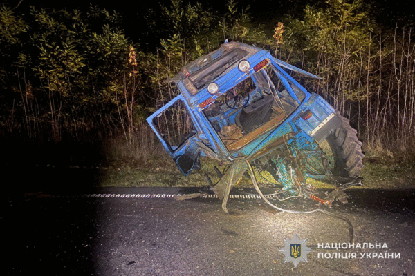 На Тернопільщині пасажирський бус в’їхав у трактор: постраждали семеро людей
