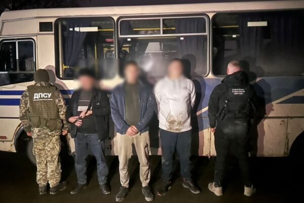 На Буковині прикордонники запобігли втечі ухилянта з країни. Чоловік сплатив переправникам 10 тис. доларів