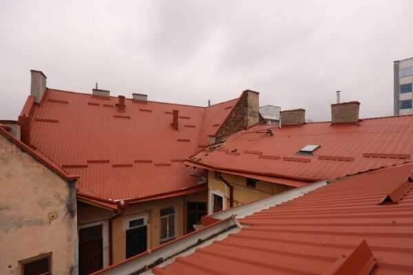 У Львові завершують відновлення житлових будинків, які постраждали від ворожих обстрілів цього року