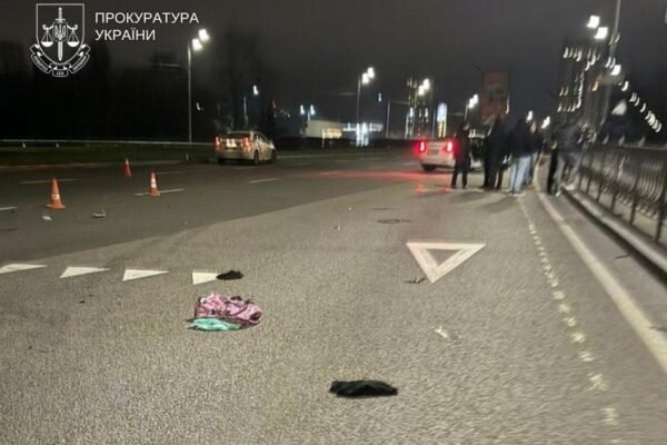 В Києві росіянин на “Теслі” збив пару підлітків на пішохідному переході. 13-річна дівчинка загинула