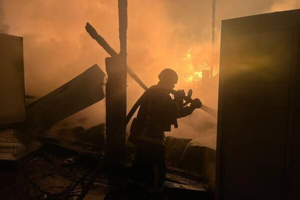 Ворог масовано атакував Київщину. У Фастові зруйновано вокзал, є поранені в області