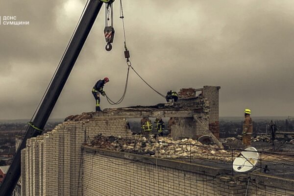 В Охтирці на Сумщині досі тривають аварійно-рятувальні роботи (ФОТО)