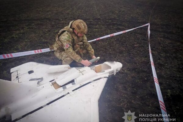 В полі на Сумщині впав та не вибухнув ворожий дрон. Його знешкодили поліцейські