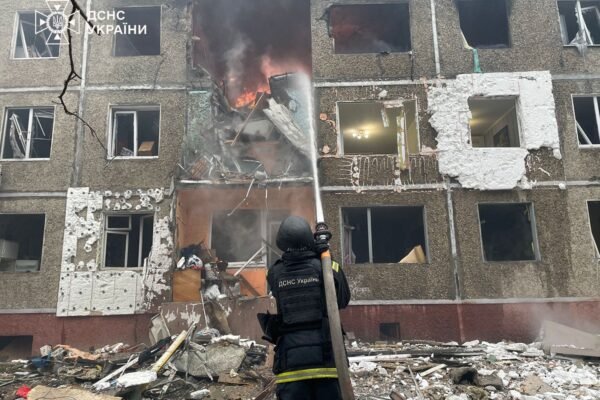 Рятувальники працюють на місці удару “шахеда” по 5-поверхівці в Чернігові (ФОТО)