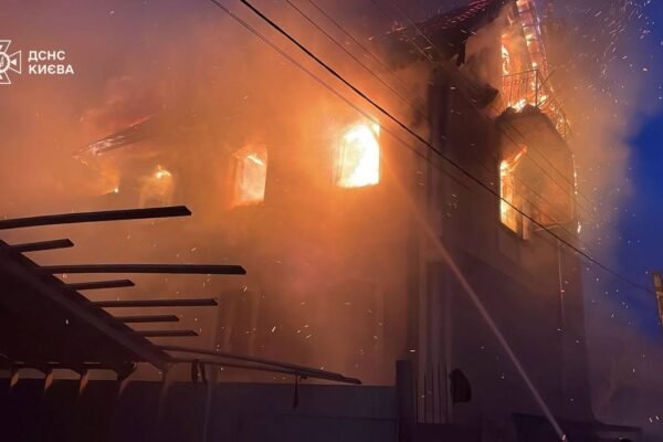 Рятувальники працюють над ліквідацією наслідків нічної атаки на столицю