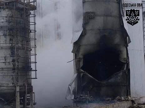 Зранку ворог атакував портову інфраструктуру Одещини дронами. Пошкоджене цивільне судно