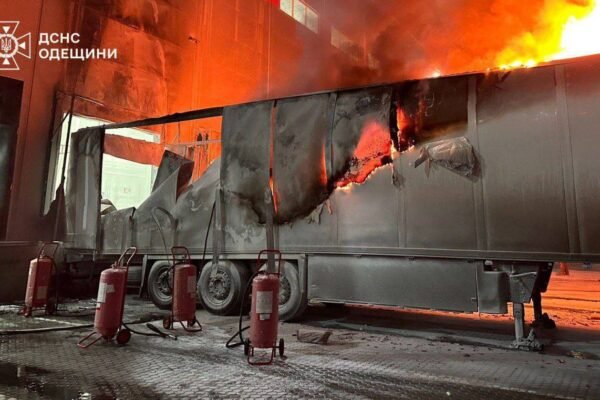В Одесі цієї ночі росіяни вдарили по терміналу “Нової пошти”: Знищено посилок на мільйони гривень