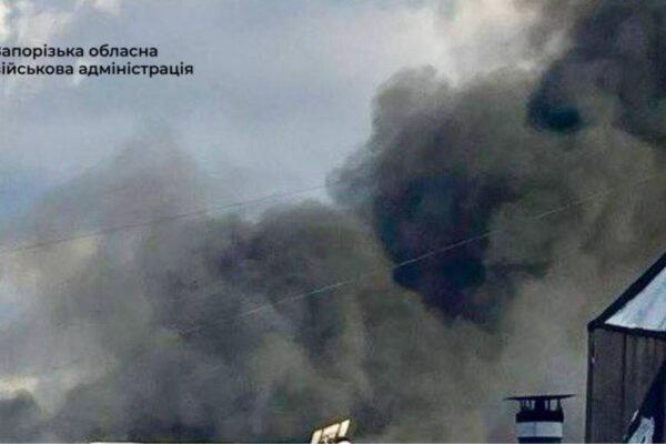 Ворог вкотре атакував Запоріжжя. Над містом здіймається густий дим