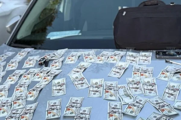 У Тернополі судитимуть чоловіка, який за 12 тисяч доларів обіцяв вивезти мобілізованого з навчального центру  