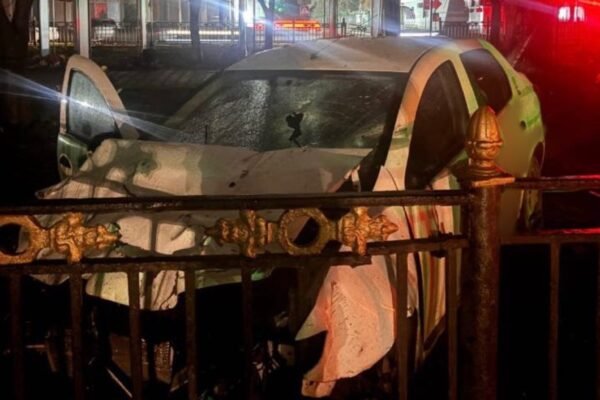 Нетверезий водій зніс меморіальні щити на Алеї Героїв у центрі Полтави