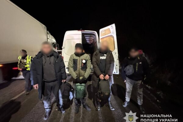 На в’їзді в Закарпаття в опломбованому бусі виявили групу ухилянтів