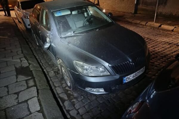 В одному з районів Львова вночі пошкодили десять автомобілів