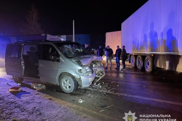 На Львівщині зіштовхнулися мікроавтобус та вантажівка: травмувалися дев’ятеро людей