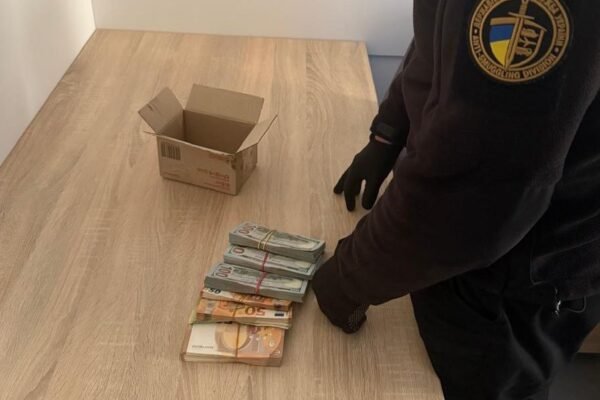 Мільйони в коробці: львівські митники зупинили спробу незаконного переміщення готівки на понад 1,8 мільйона гривень