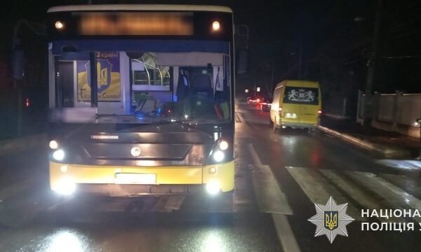 У Львові автобус збив літню жінку, постраждала у лікарні