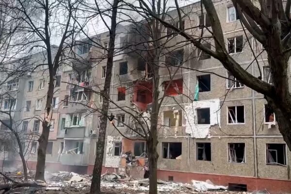 В Чернігові дрон поцілив у 5-поверхівку: Вирує пожежа, є загиблий