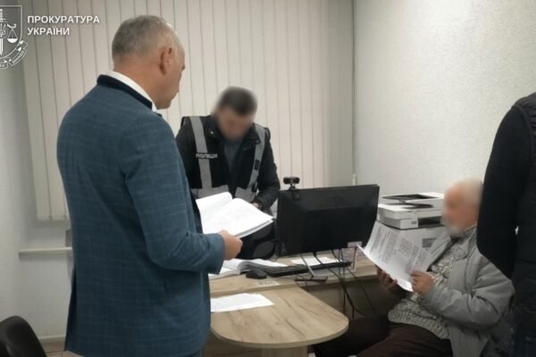 На Закарпатті замість дороги на цвинтар заасфальтували приватну ділянку: судитимуть службовця