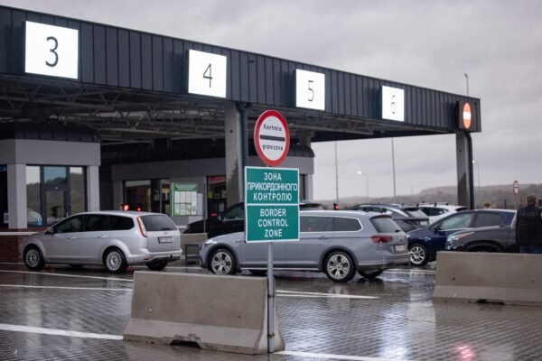 Різдвяний ажіотаж на кордоні: пункти пропуску на Львівщині перевантажені