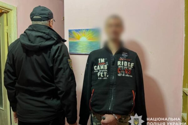 На Закарпатті поліція затримала озброєного чоловіка, який відкрив стрілянину в багатоповерхівці