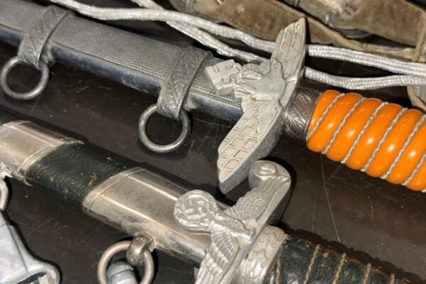 Кортики, багнети та релігійні книги: львівські митники передали до музеїв цінні артефакти (ФОТО)