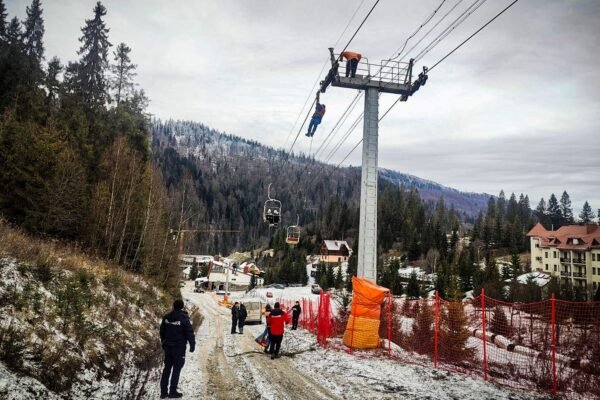 На горі Захар Беркут зупинився крісельний підйомник, коли на ньому перебували 80 людей (ФОТО)