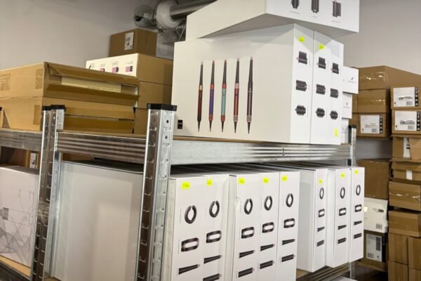 БЕБ викрило незаконну торгівлю підробленою технікою під брендами відомих міжнародних компаній