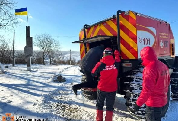 На Франківщині продовжують ліквідацію наслідків негоди: рух на дорогах області частково відновили