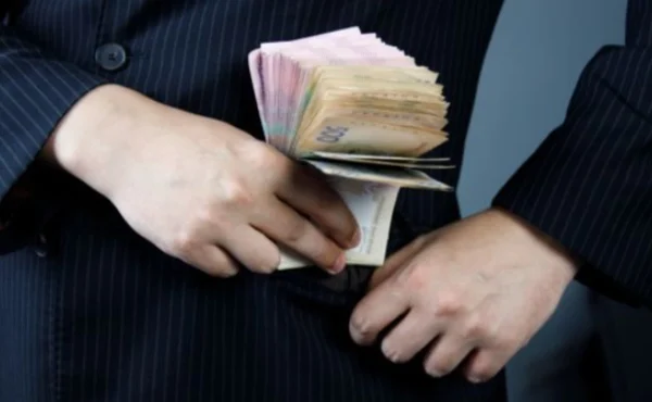 Відпочинок у Буковелі, хрестини й лікування з кишені профспілок: трьох голів профспілкових організацій на заході України підозрюють у розтраті понад 14,5 млн грн