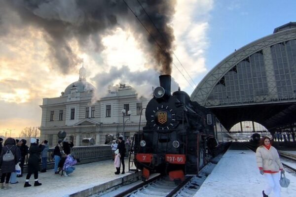 До Дня Святого Миколая “Укрзалізниця” призначає “Чарівний експрес” — рейси ретро-поїзда на паровозній тязі