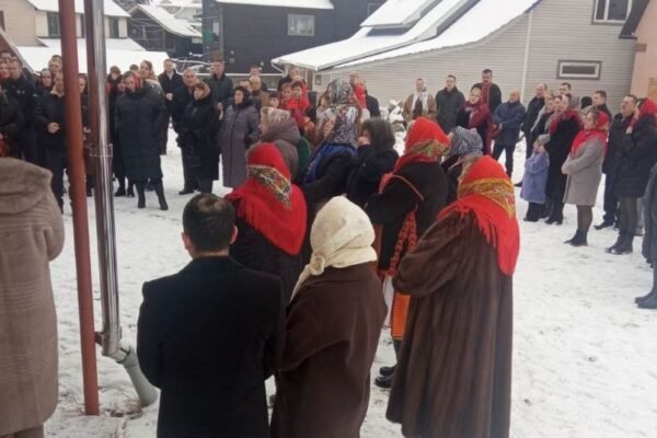 У Космачі на Франківщині парафіян не пустили до храму на різдвяне богослужіння 25 грудня