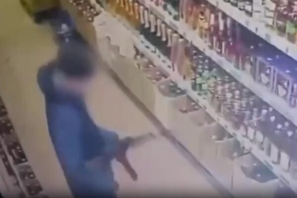 У Донецьку чоловік відкрив стрілянину у супермаркеті (ВІДЕО)