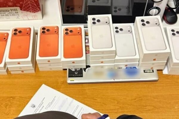 Жителька Волині намагалася незаконно ввезти в Україну 23 iPhone 17 Pro Max
