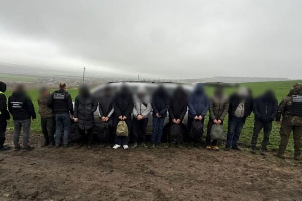 “Рукавичка”: Бус із 10 ухилянтами затримали прикордонники на Одещині