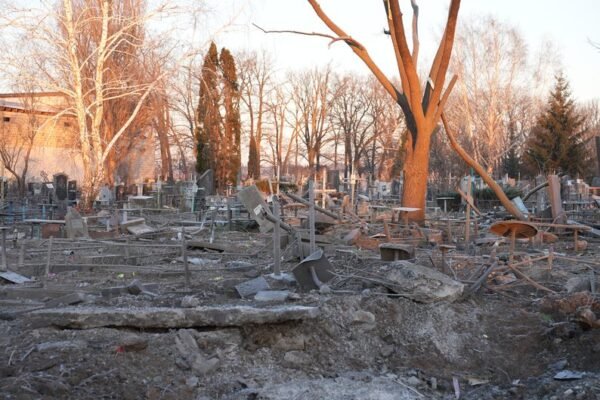 Росіяни вдарили по кладовищу в Черкасах: Понад півтори сотні могил зруйновано