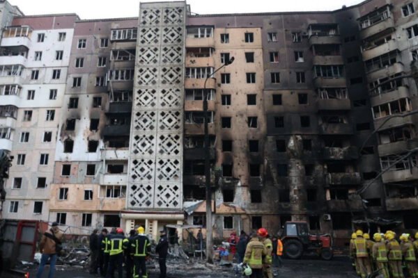 У Тернополі триває ліквідація наслідків російського ракетного удару  