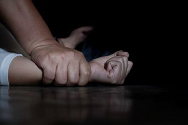 На Закарпатті винесли вирок подружжю, яке систематично ґвалтувало 12-річну доньку