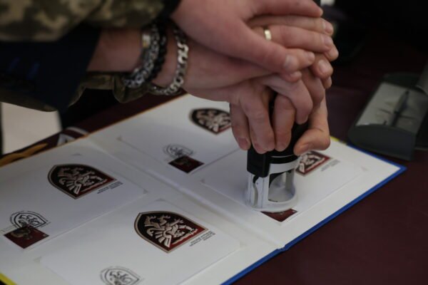 У Львові погасили поштову марку, присвячену воїнам 80‑ї Десантно-штурмової Галицької бригади