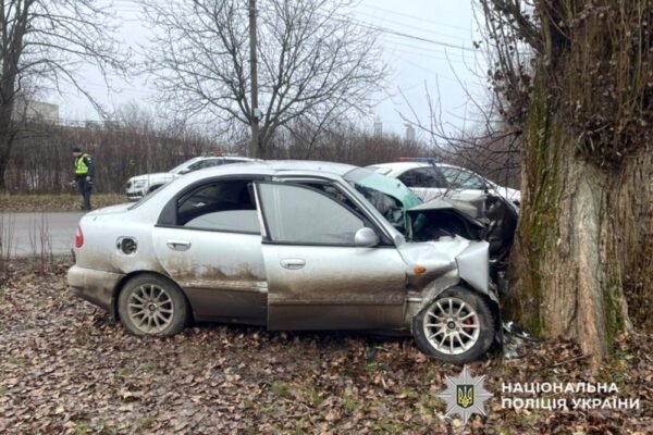 Авто влетіло у дерево: На Хмельниччині в ДТП травмувалося троє людей
