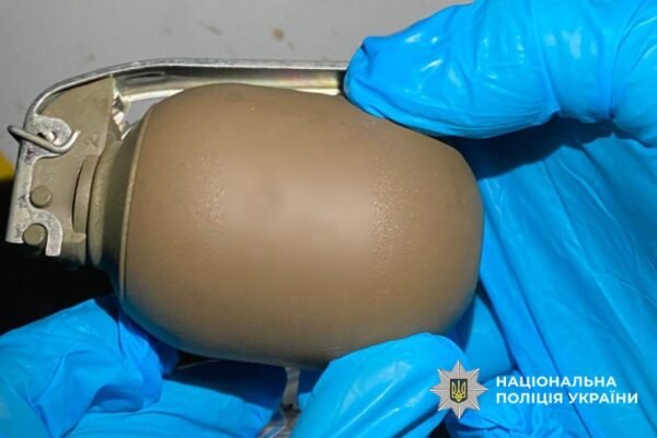 На Хмельниччині у молодика виявили бойову гранату