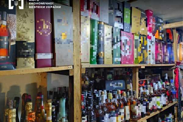 На “Калинівському ринку” в Чернівцях процвітала підпільна торгівля алкоголем. Бізнес прикрило БЕБ