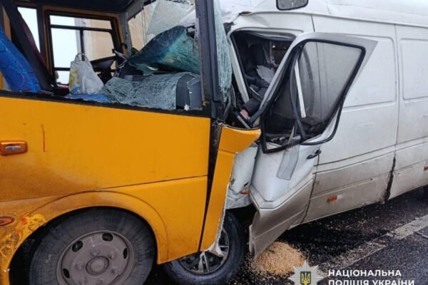 У ДТП зі шкільним автобусом на Дніпропетровщині загинуло двоє та постраждало 10 людей