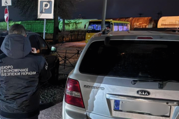 БЕБ на Львівщині викрило схему ввезення авто під виглядом гуманітарної допомоги для ЗСУ